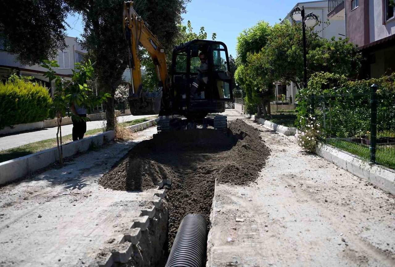 KUŞADASI BELEDİYESİ FEN İŞLERİ MÜDÜRLÜĞÜ EKİPLERİ TARAFINDAN KARAOVA MAHALLESİ 4459 SOKAK’TA 294...