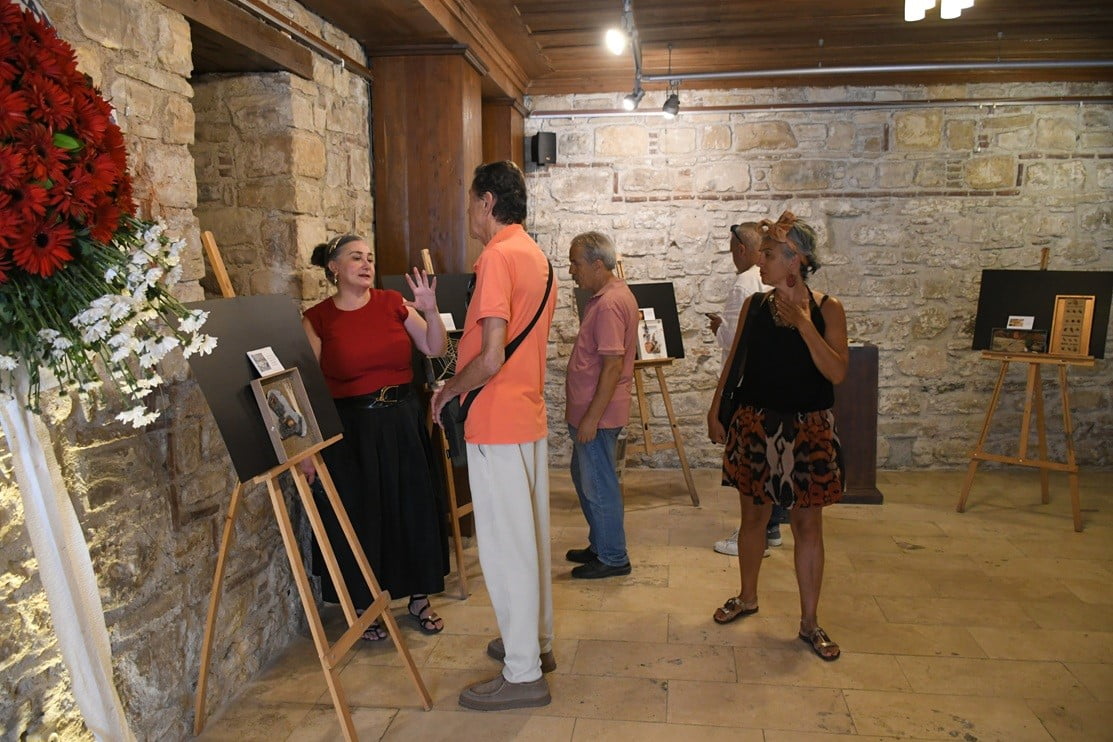 KUŞADASI BELEDİYESİ İBRAMAKİ SANAT GALERİSİ, DOĞANIN BİN BİR RENGİNİ VE ARKEOLOJİNİN İZLERİNİ...