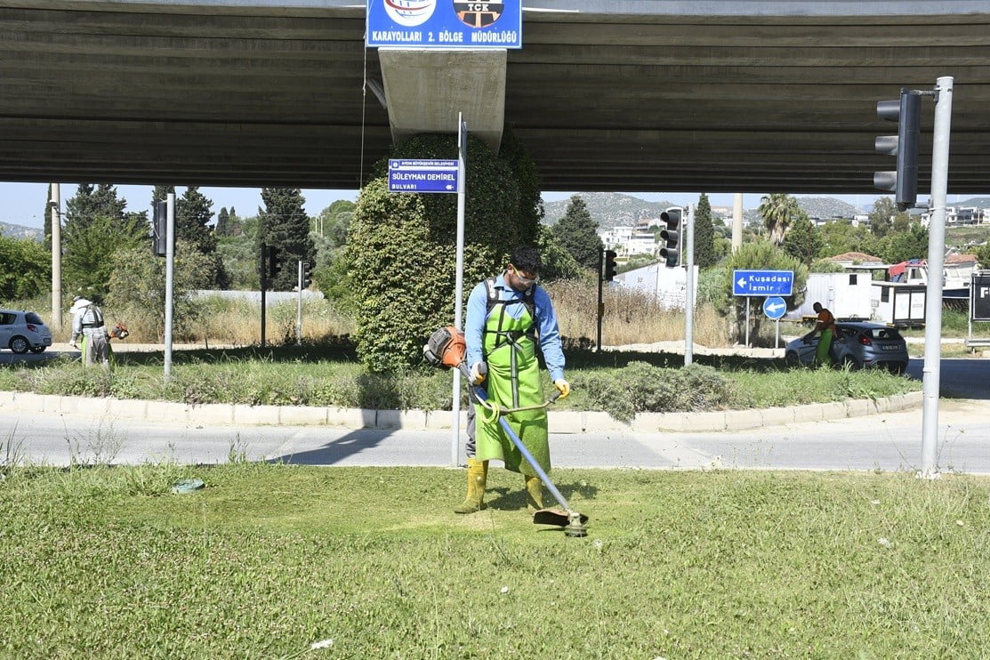 KUŞADASI BELEDİYESİ PARK VE BAHÇELER MÜDÜRLÜĞÜ EKİPLERİ, KENT ESTETİĞİNİ GÜÇLENDİRMEK AMACIYLA...