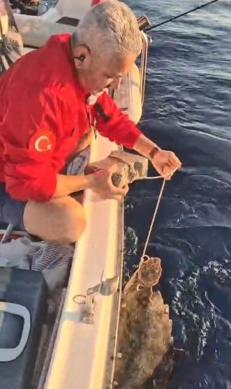 KUŞADASI İLÇESİNDE AMATÖR BALIKÇILAR TARAFINDAN CARETTA CARETTA CİNSİ DENİZ KAPLUMBAĞASI AYAĞINA...