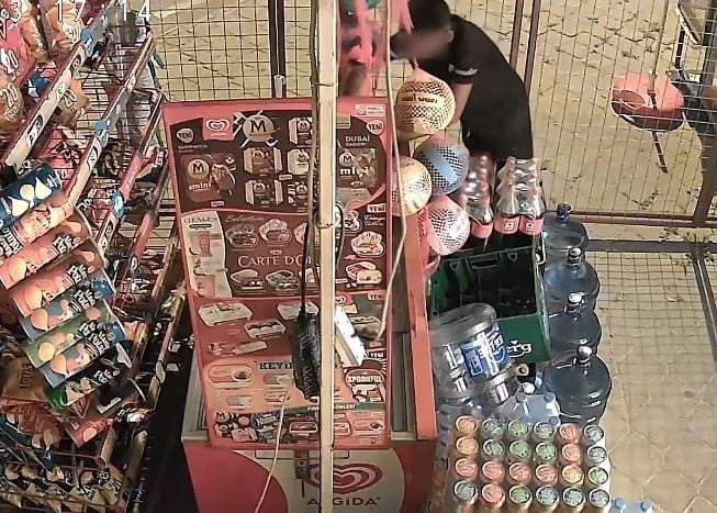 KUŞADASI İLÇESİNDE GECE SAATLERİNDE BİR MARKETE GİREN ÇOCUKLAR, YAKLAŞIK 100 BİN LİRA DEĞERİNDEKİ...