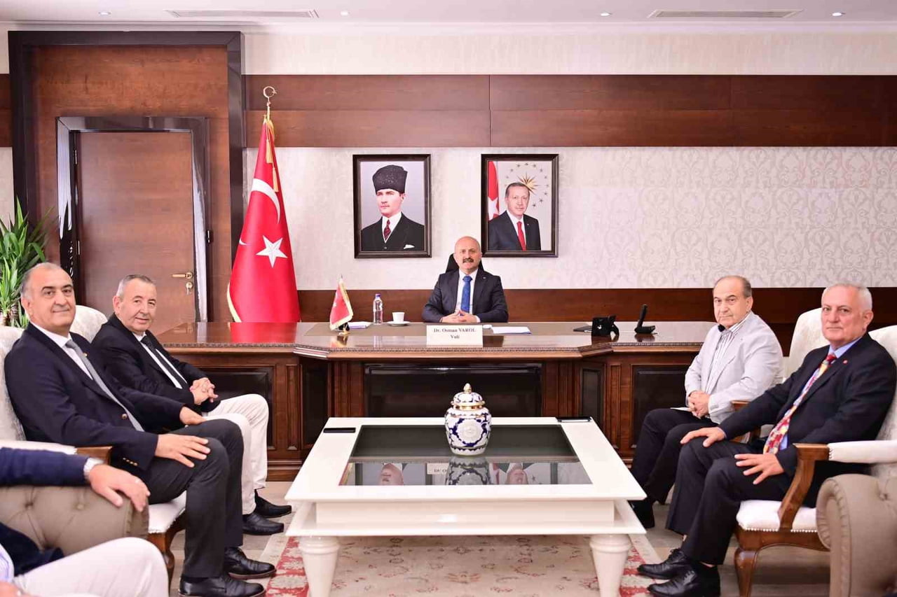 KUŞADASI TİCARET ODASI YÖNETİMİ AYDIN VALİSİ DR. OSMAN VAROL’U ZİYARET ETTİ
