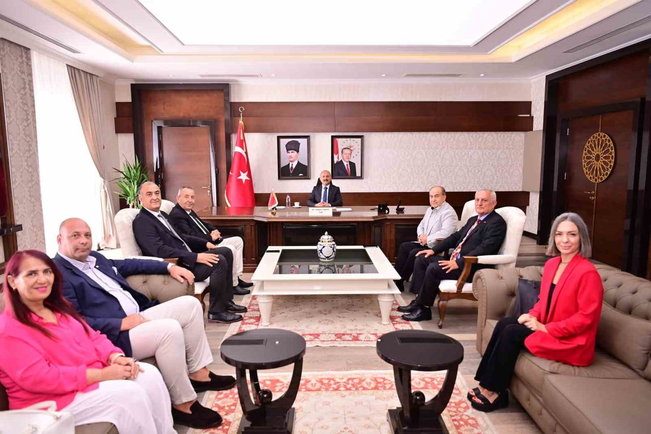 KUŞADASI TİCARET ODASI YÖNETİMİ AYDIN VALİSİ DR. OSMAN VAROL’U ZİYARET ETTİ