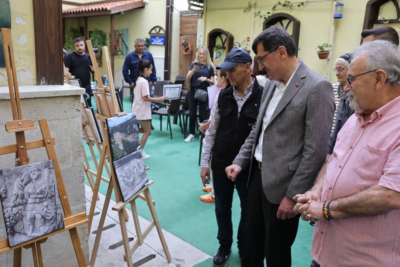KÜTAHYA'DA 'MİNİK FOTOĞRAFÇILARIN VİZÖRÜNDEN BÜYÜK DÜNYALAR' SERGİSİ AÇILDI