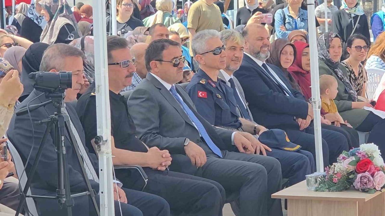 KÜTAHYA'DA 4-6 YAŞ KUR'AN KURSU ÖĞRENCİLERİNDEN YIL SONU COŞKUSU