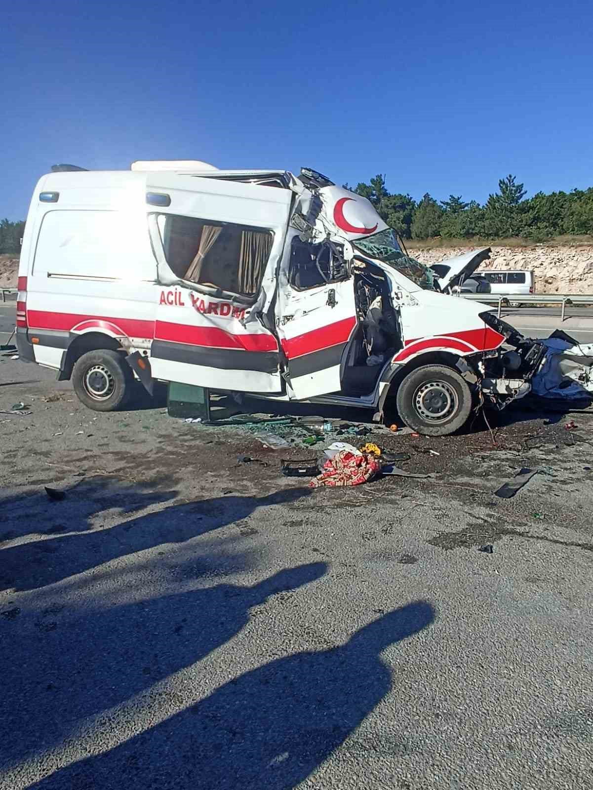 KÜTAHYA'DA AMBULANS İLE TIRIN KARIŞTIĞI TRAFİK KAZASINDA 1 KİŞİ HAYATINI KAYBETTİ, 4 KİŞİ...