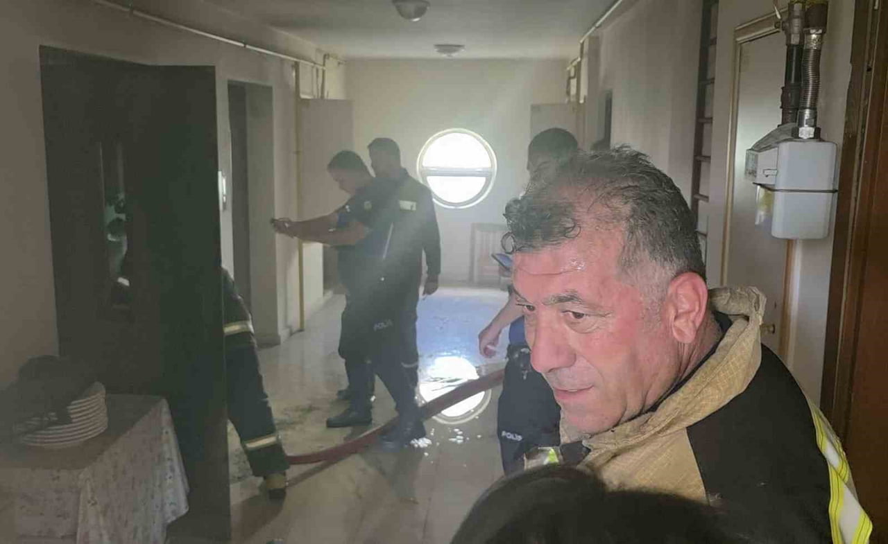 KÜTAHYA'DA APARTMAN YANGINI PANİĞİ: İKİ KİŞİ DUMANDAN ETKİLENDİ
