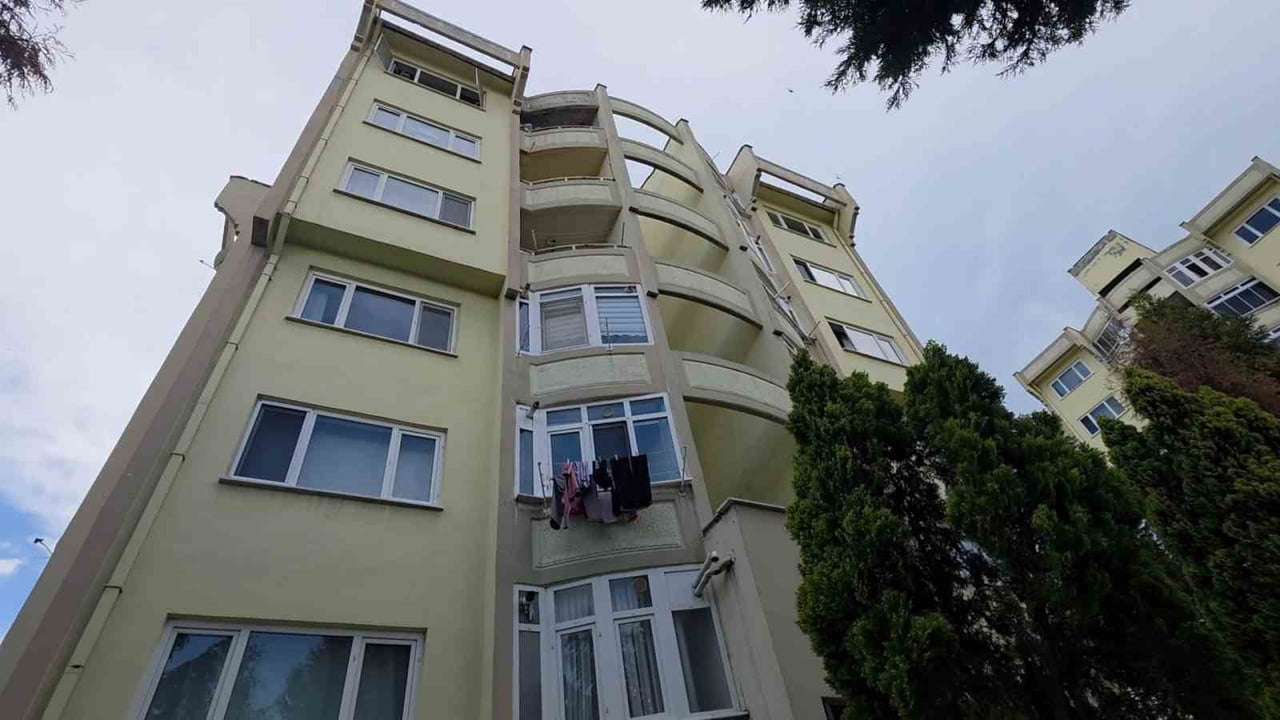 KÜTAHYA'DA APARTMAN YANGINI PANİĞİ: İKİ KİŞİ DUMANDAN ETKİLENDİ