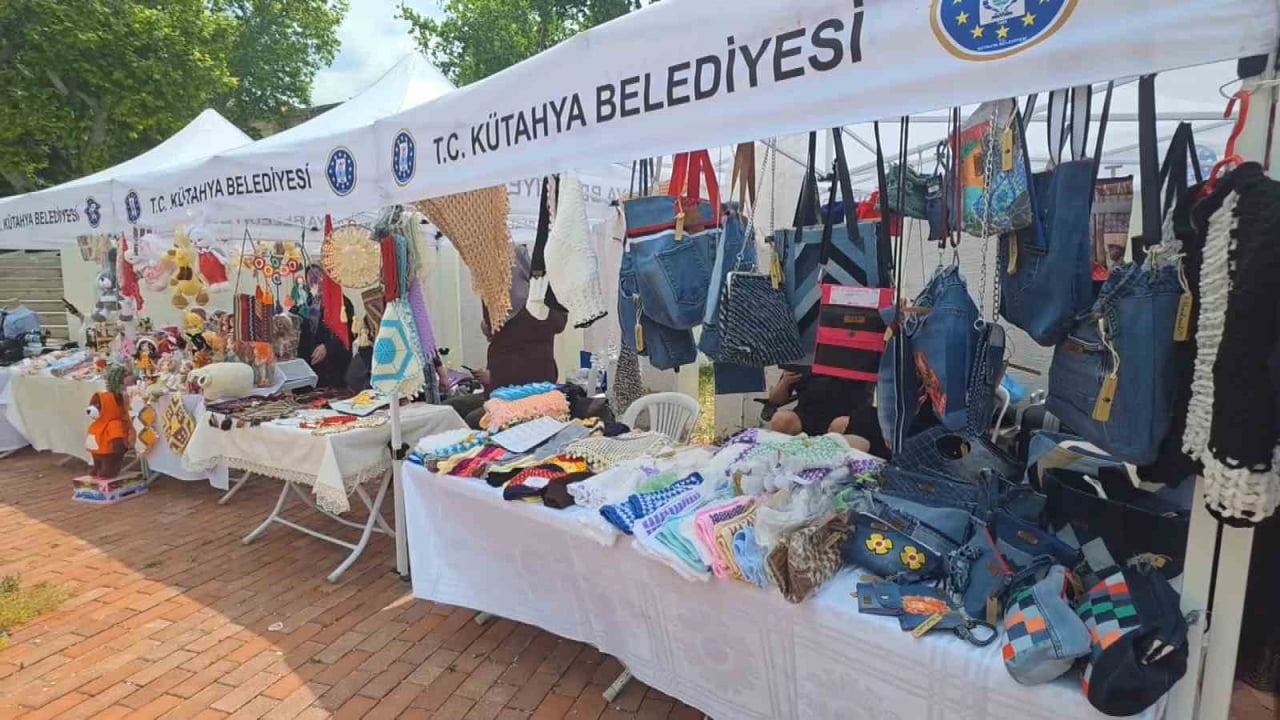 KÜTAHYA'DA EL EMEĞİ ÜRÜNLER GÖRÜCÜYE ÇIKTI
