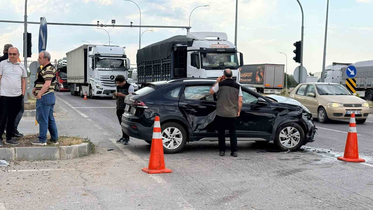 KÜTAHYA'DA İKİ OTOMOBİLİN ÇARPIŞMASI SONUCU MEYDANA GELEN TRAFİK KAZASINDA 5 KİŞİ...