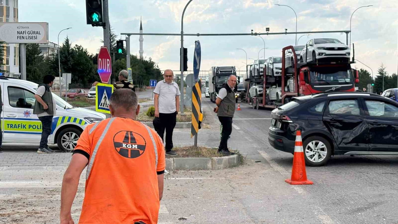 KÜTAHYA'DA İKİ OTOMOBİLİN ÇARPIŞMASI SONUCU MEYDANA GELEN TRAFİK KAZASINDA 5 KİŞİ...