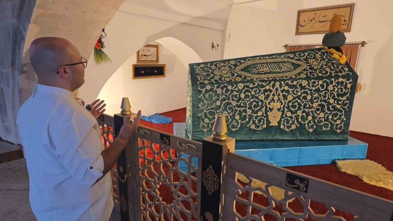 KÜTAHYA'DA MEVLANA CELALEDDİN RUMİ'NİN TORUNLARINDAN OLDUĞU BELİRTİLEN ERGUN ÇELEBİ HAZRETLERİ'NİN...