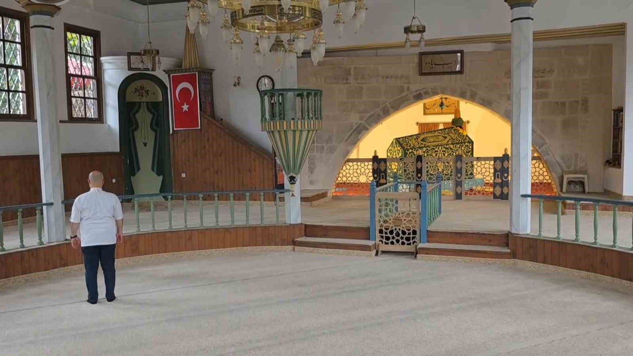 KÜTAHYA'DA MEVLANA CELALEDDİN RUMİ'NİN TORUNLARINDAN OLDUĞU BELİRTİLEN ERGUN ÇELEBİ HAZRETLERİ'NİN...