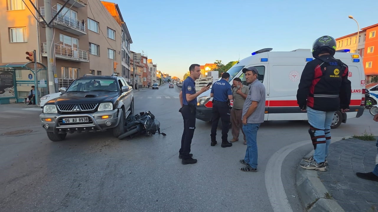 KÜTAHYA'DA MOTOSİKLET İLE CİP ÇARPIŞTI: 1 YARALI