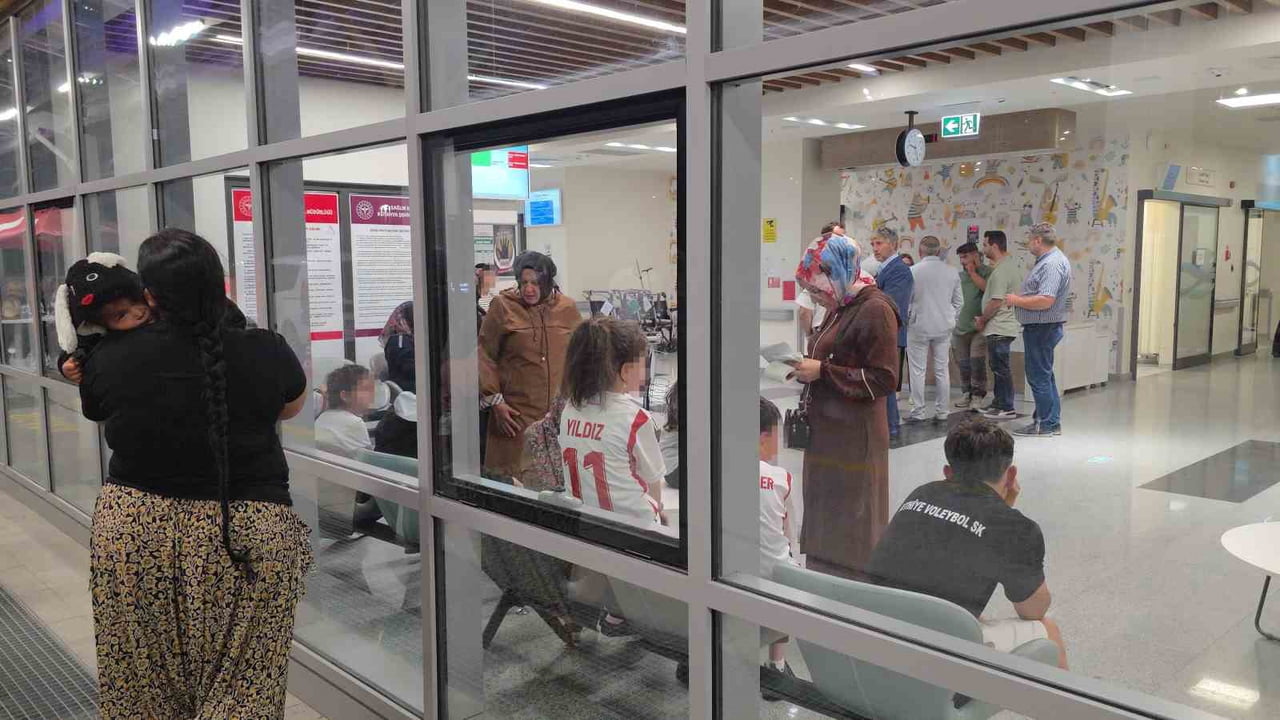 KÜTAHYA'DA OKUL ETKİNLİĞİNDE GIDA ZEHİRLENMESİ ŞÜPHESİYLE 25 KİŞİ HASTANELİK OLDU