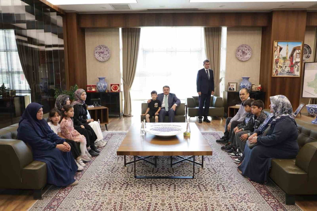 KÜTAHYA'DA YAŞAYAN TÜRKMEN KÖKENLİ ÜÇ KARDEŞİN ŞEHİT MEZARLARINA GÖSTERDİĞİ ÖRNEK DAVRANIŞ...