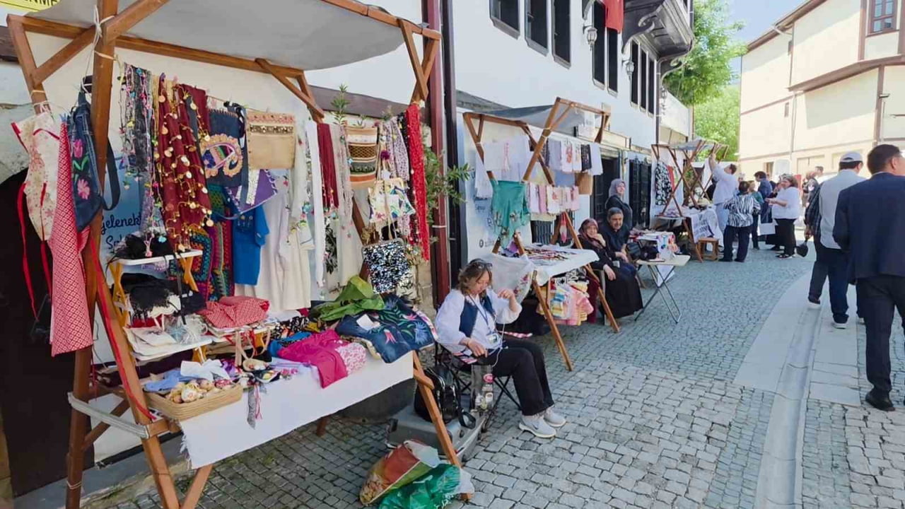 KÜTAHYA'DA YÖRESEL LEZZETLER VE EL SANATLARI ETKİNLİĞİ YENİ SEZONUNU AÇTI