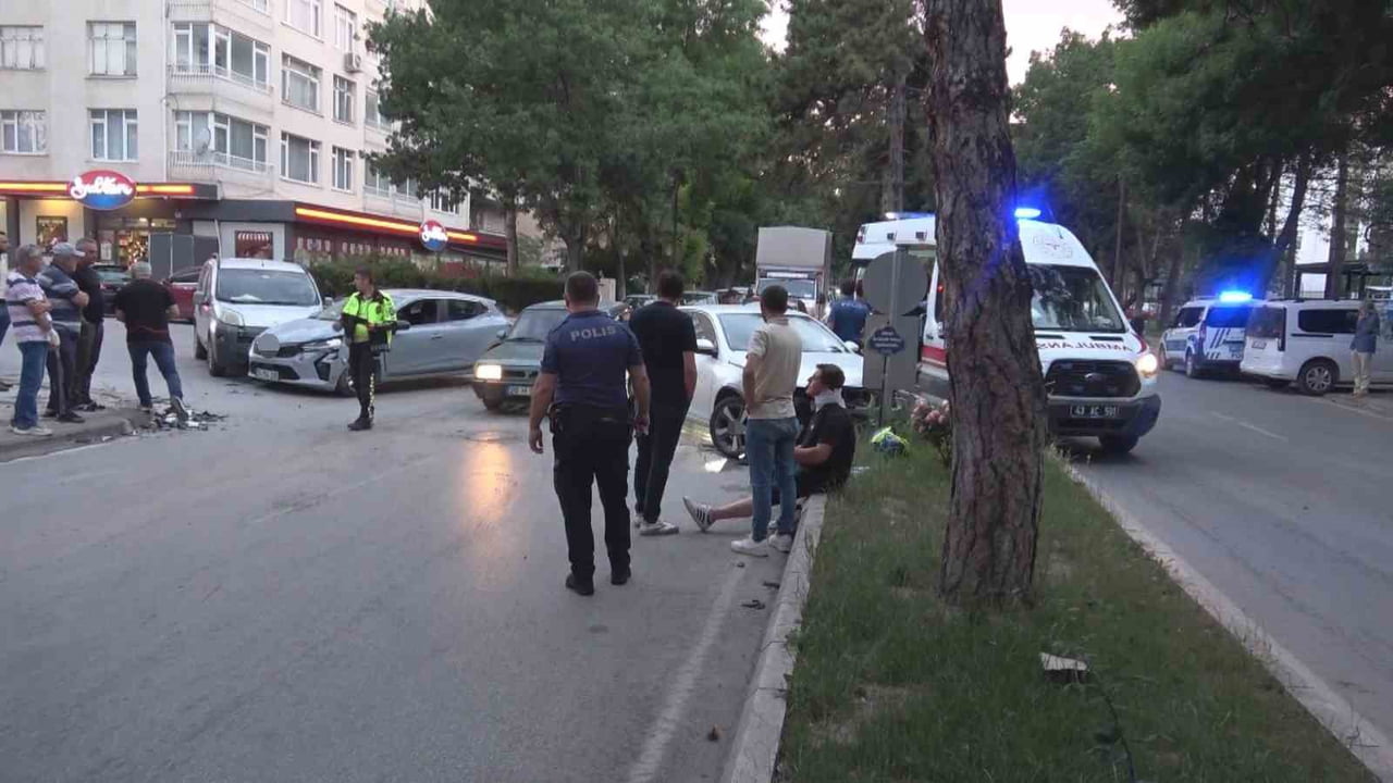 KÜTAHYA'DA ZİNCİRLEME TRAFİK KAZASI: 2 YARALI