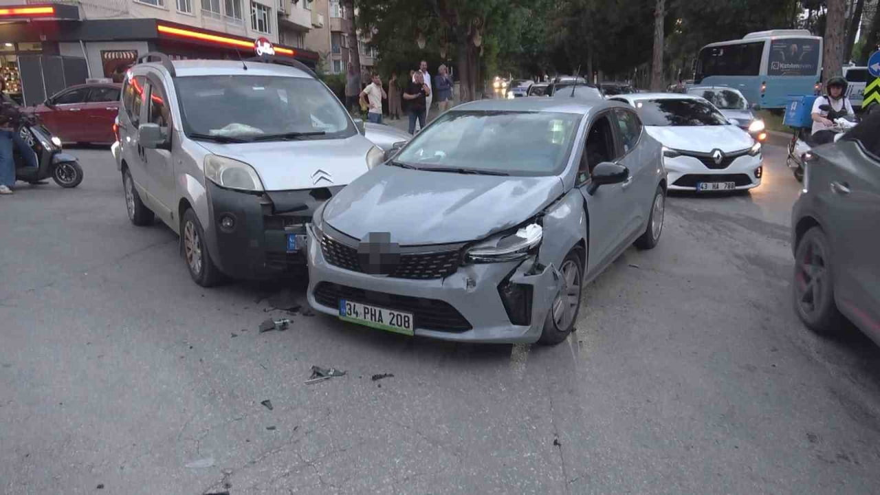 KÜTAHYA'DA ZİNCİRLEME TRAFİK KAZASI: 2 YARALI