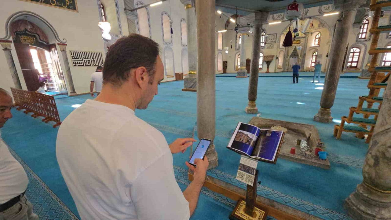 KÜTAHYA'NIN EN ÖNEMLİ TARİHİ VE MANEVİ YAPILARINDAN BİRİ OLAN ULU CAMİİ'NDE, ZİYARETÇİLERİN CAMİ...
