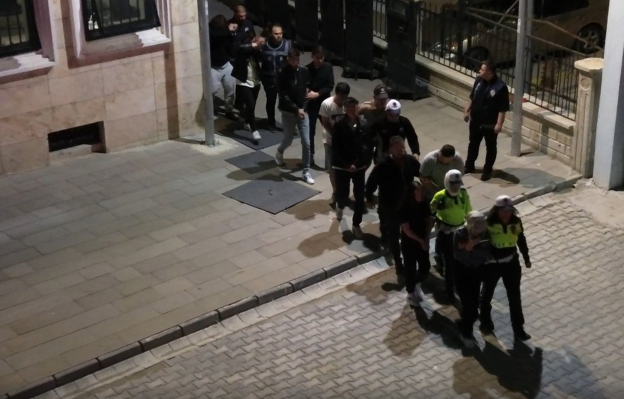 KÜTAHYA'NIN GEDİZ İLÇESİNDE DÜZENLENEN UYUŞTURUCU OPERASYONUNDA 28 ŞÜPHELİ GÖZALTINA...