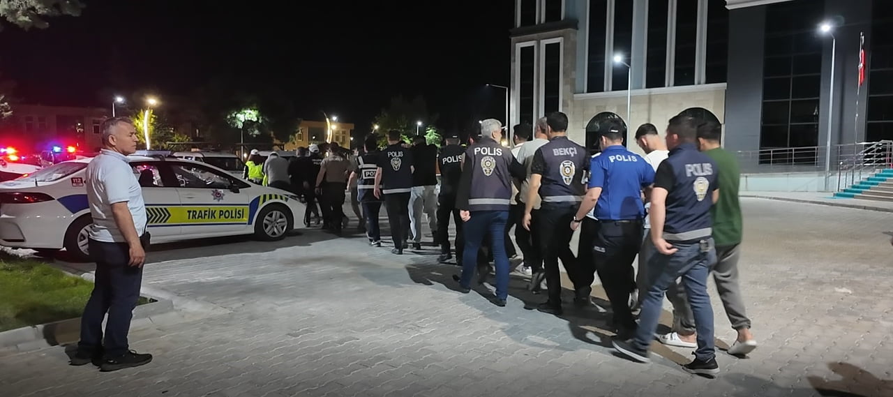 KÜTAHYA'NIN GEDİZ İLÇESİNDE DÜZENLENEN UYUŞTURUCU OPERASYONUNDA 28 ŞÜPHELİ GÖZALTINA...