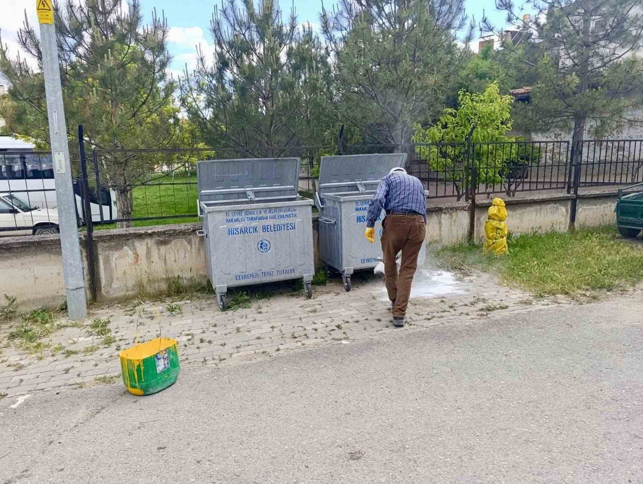 KÜTAHYA'NIN HİSARCIK İLÇESİNDE, BELEDİYE EKİPLERİ TARAFINDAN İLÇE GENELİNDEKİ ÇÖP KONTEYNERLERİNDE...
