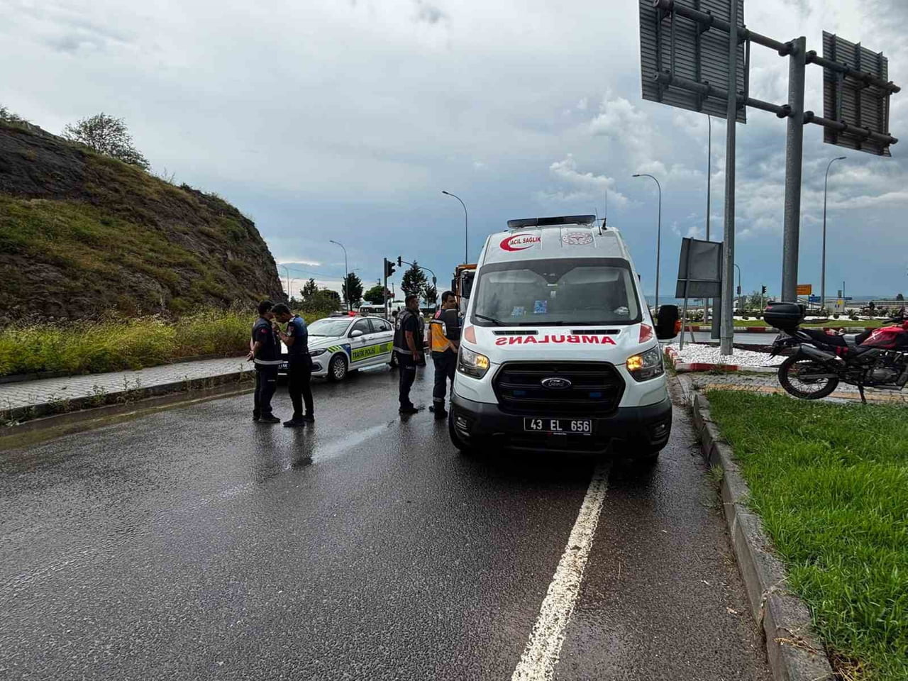 KÜTAHYA'NIN TAVŞANLI İLÇESİNDE MEYDANA GELEN KAZADA OTOMOBİLLE ÇARPIŞAN MOTOSİKLETLİ...