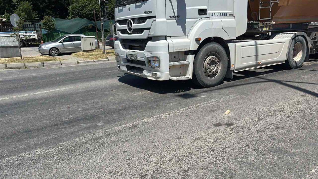 KÜTAHYA'NIN TAVŞANLI İLÇESİNDE TIRIN OTOMOBİLE ARKADAN ÇARPMASI SONUCU MEYDANA GELEN TRAFİK...