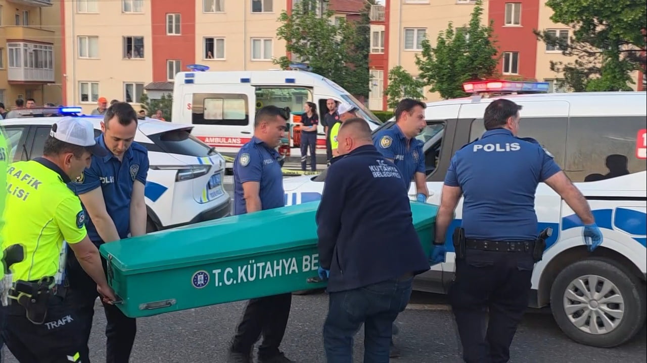 KÜTAHYA-AFYONKARAHİSAR KARAYOLUNDA İKİ OTOMOBİLİN KARIŞTIĞI KAZADA 1 KİŞİ HAYATINI KAYBETTİ, 2...