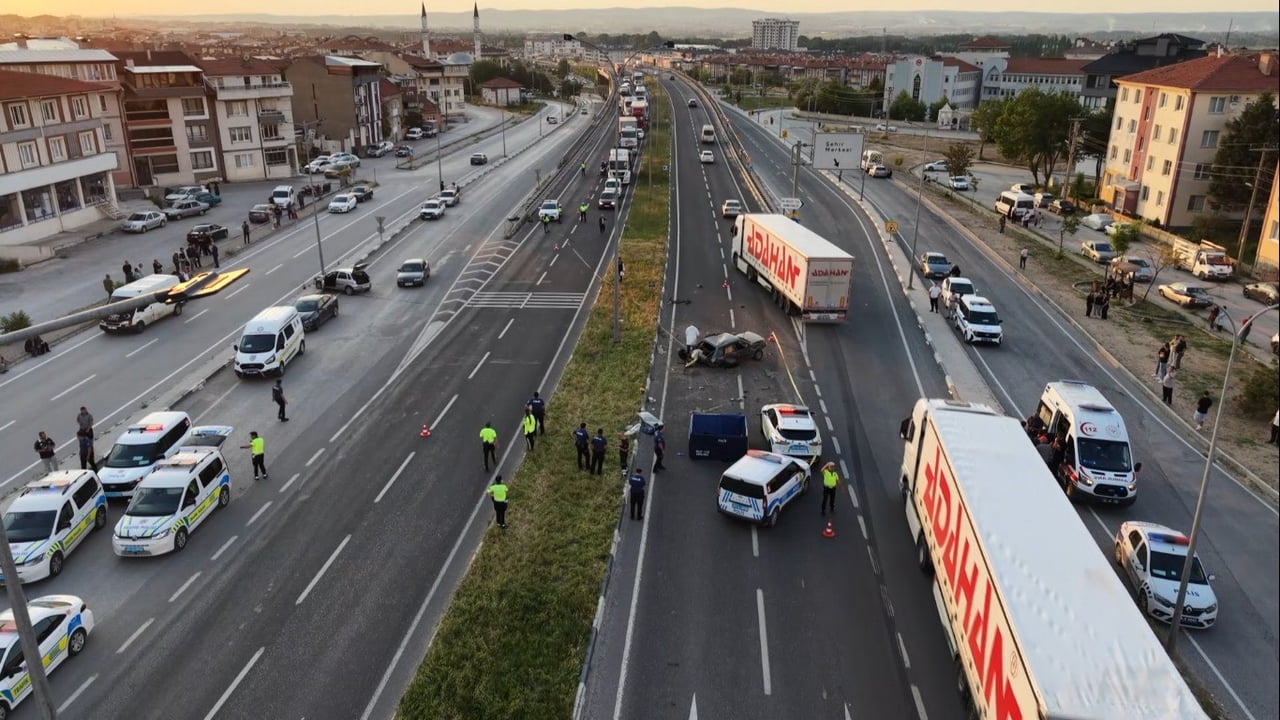 KÜTAHYA-AFYONKARAHİSAR KARAYOLUNDA İKİ OTOMOBİLİN KARIŞTIĞI KAZADA 1 KİŞİ HAYATINI KAYBETTİ, 2...