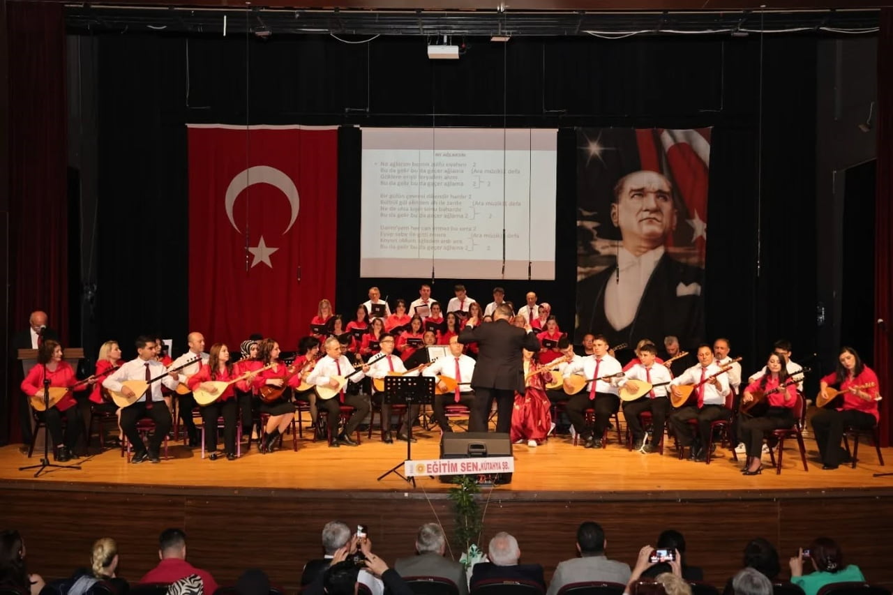KÜTAHYA BELEDİYESİ'NCE BU YIL İKİNCİSİ DÜZENLENEN MİHMAN TÜRK HALK MÜZİĞİ KOROSU HALK OZANLARI...