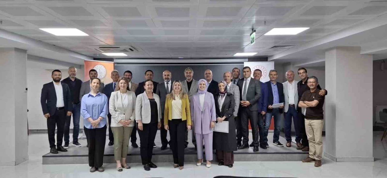KÜTAHYA’DA EĞİTİM KURUMLARI YÖNETİCİ YETİŞTİRME PROGRAMI TAMAMLANDI