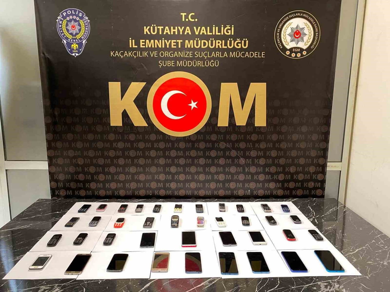 KÜTAHYA’DA KAÇAKÇILIĞA DARBE, BİNLERCE MAKARON VE KAÇAK TELEFON ELE GEÇİRİLDİ
