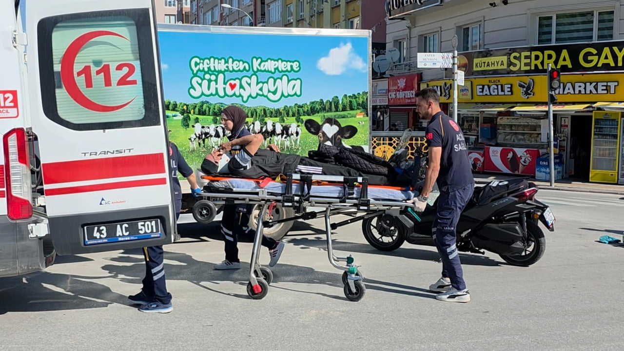 KÜTAHYA’DA MOTOSİKLET İLE ELEKTRİKLİ BİSİKLET ÇARPIŞTI: 1 YARALI