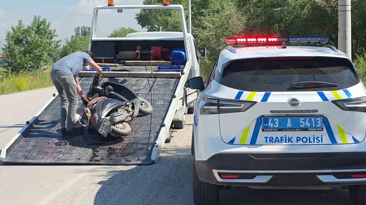 KÜTAHYA’DA OTOMOBİL İLE MOTOSİKLET ÇARPIŞTI, SÜRÜCÜ AĞIR YARALANDI