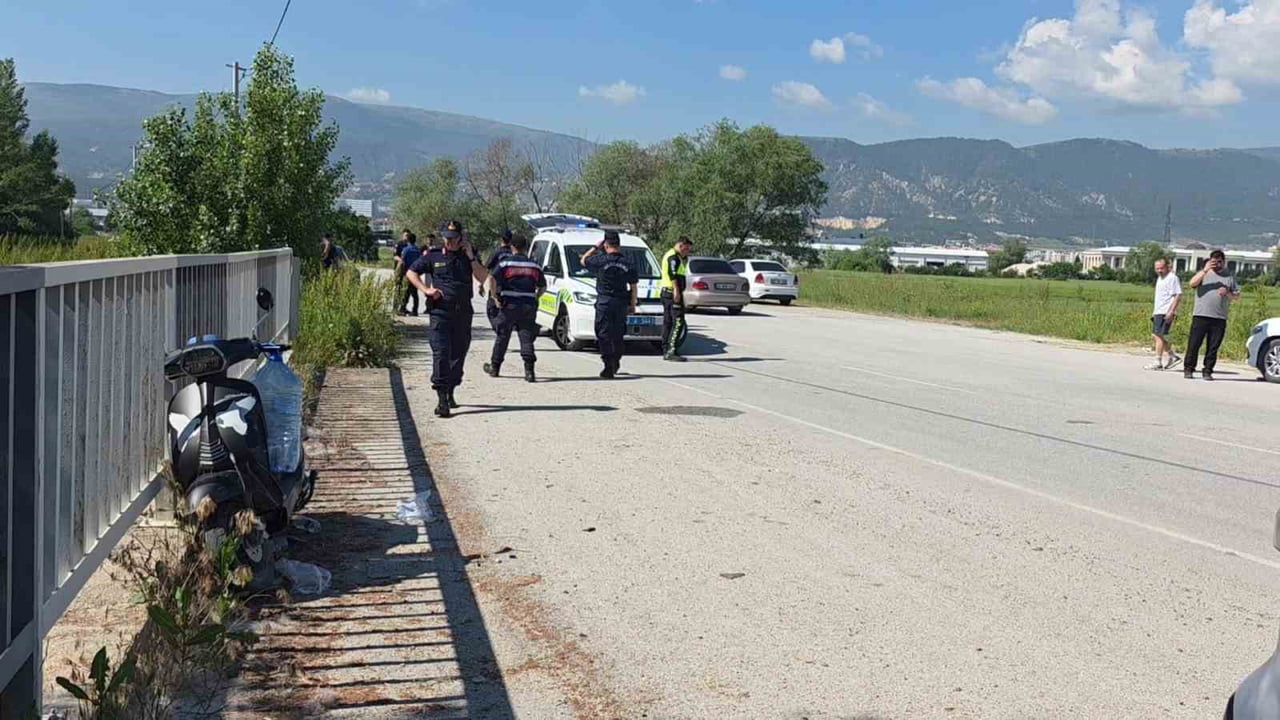 KÜTAHYA’DA OTOMOBİL İLE MOTOSİKLET ÇARPIŞTI, SÜRÜCÜ AĞIR YARALANDI