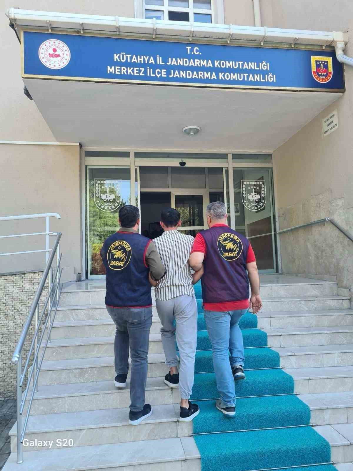 KÜTAHYA’DA UYUŞTURUCU SUÇUNDAN ARANAN HÜKÜMLÜ YAKALANDI