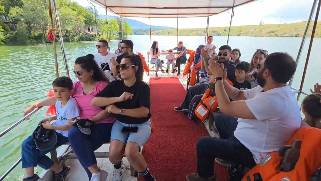 KÜTAHYA ENNE BARAJI'NDA TEKNE TURLARI SEZONU AÇILDI, DOĞANIN KALBİNDE MAVİ YOLCULUK