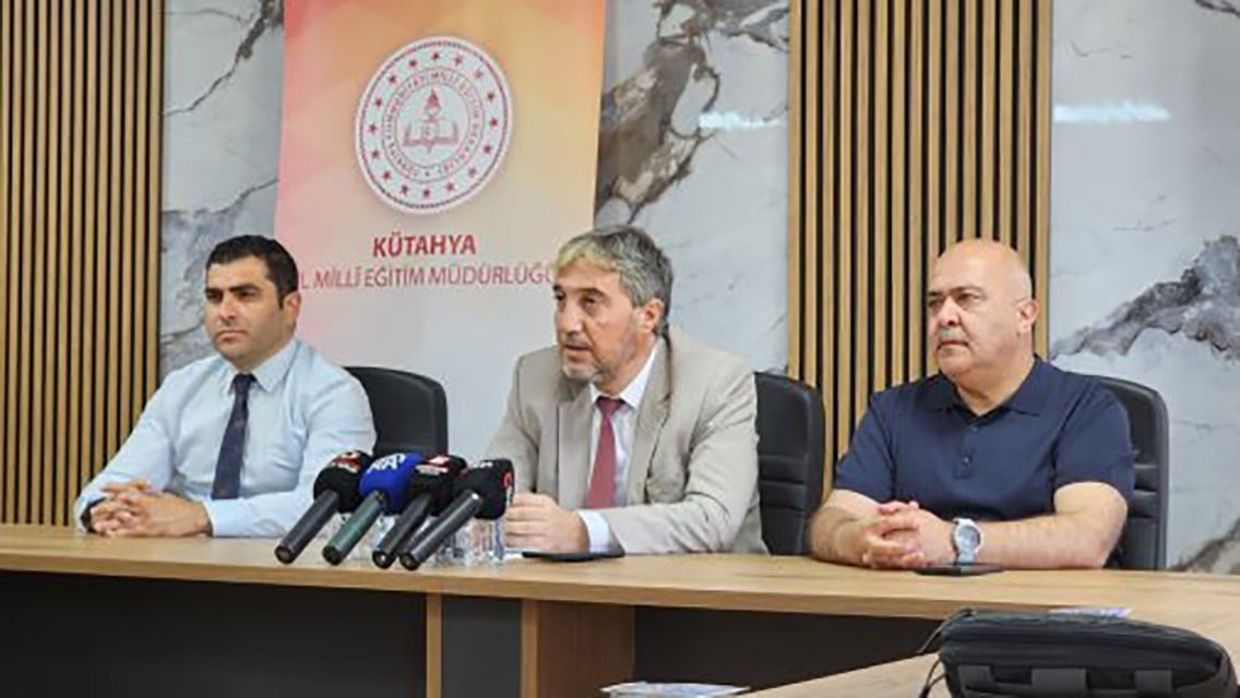 KÜTAHYA İL MİLLÎ EĞİTİM MÜDÜRÜ MUSTAFA YILMAZ VE BERABERİNDEKİLER