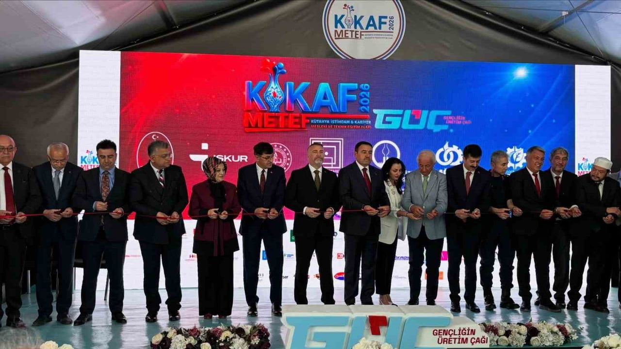 KÜTAHYA İSTİHDAM VE KARİYER FUARI İLE MESLEKİ VE TEKNİK EĞİTİM FUARI, ZAFER MEYDANI'NDA...