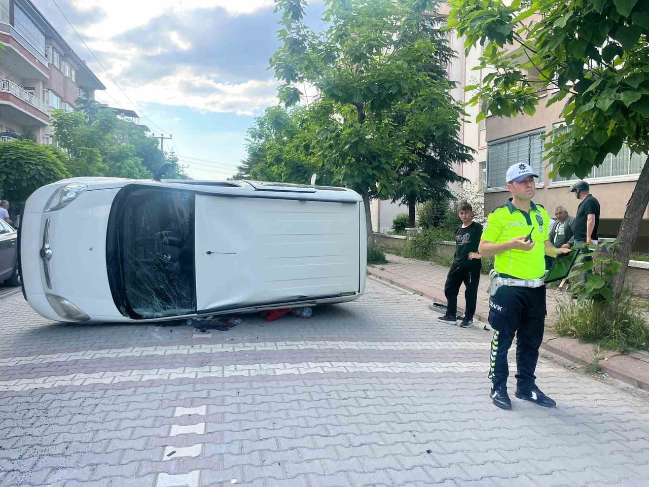 KÜTAHYA’NIN TAVŞANLI İLÇESİNDE KAVŞAKTA ÇARPIŞAN ARAÇLARDAN BİR DEVRİLEREK YAN YATARKEN, KAZADA 2...