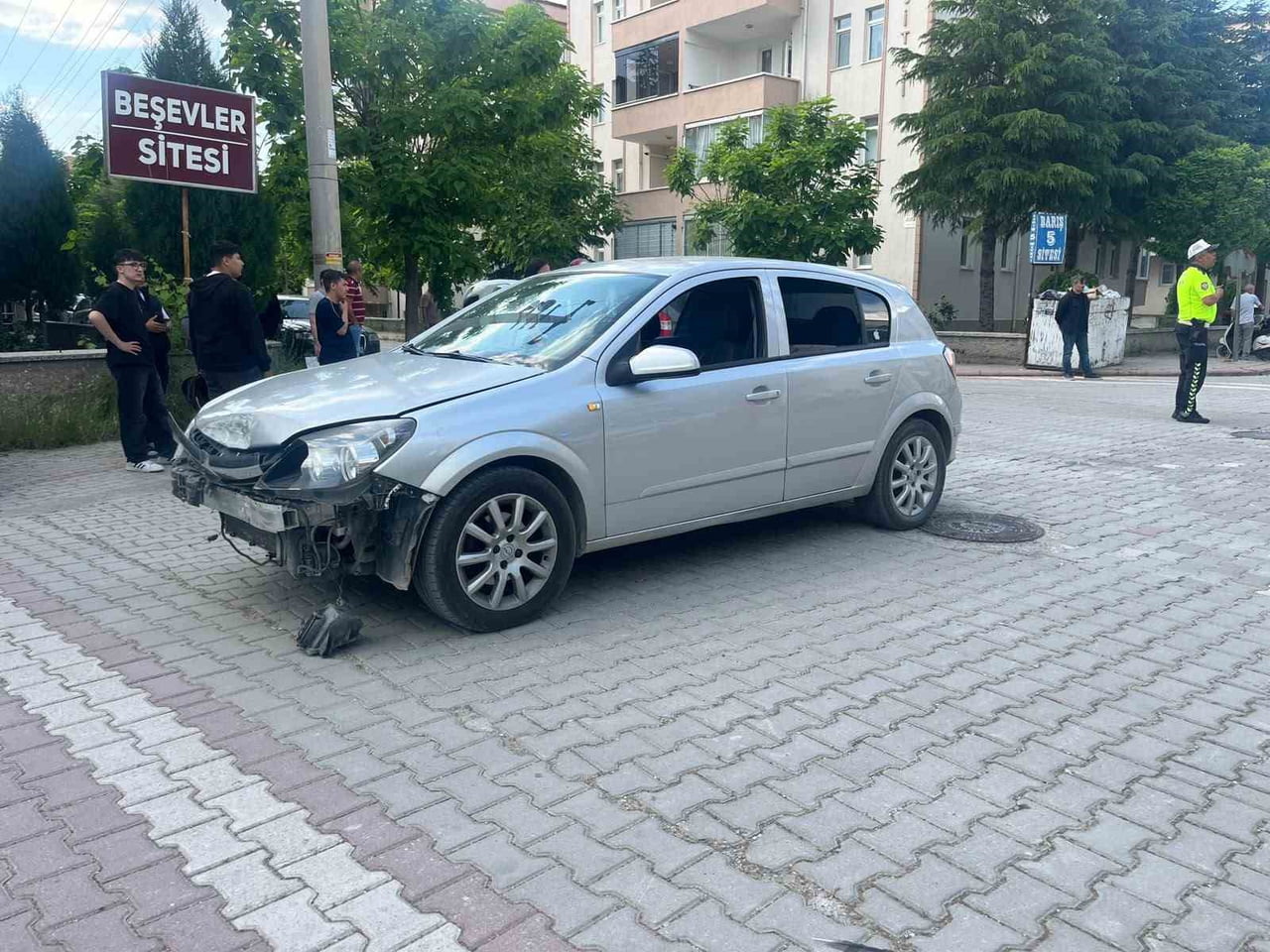KÜTAHYA’NIN TAVŞANLI İLÇESİNDE KAVŞAKTA ÇARPIŞAN ARAÇLARDAN BİR DEVRİLEREK YAN YATARKEN, KAZADA 2...