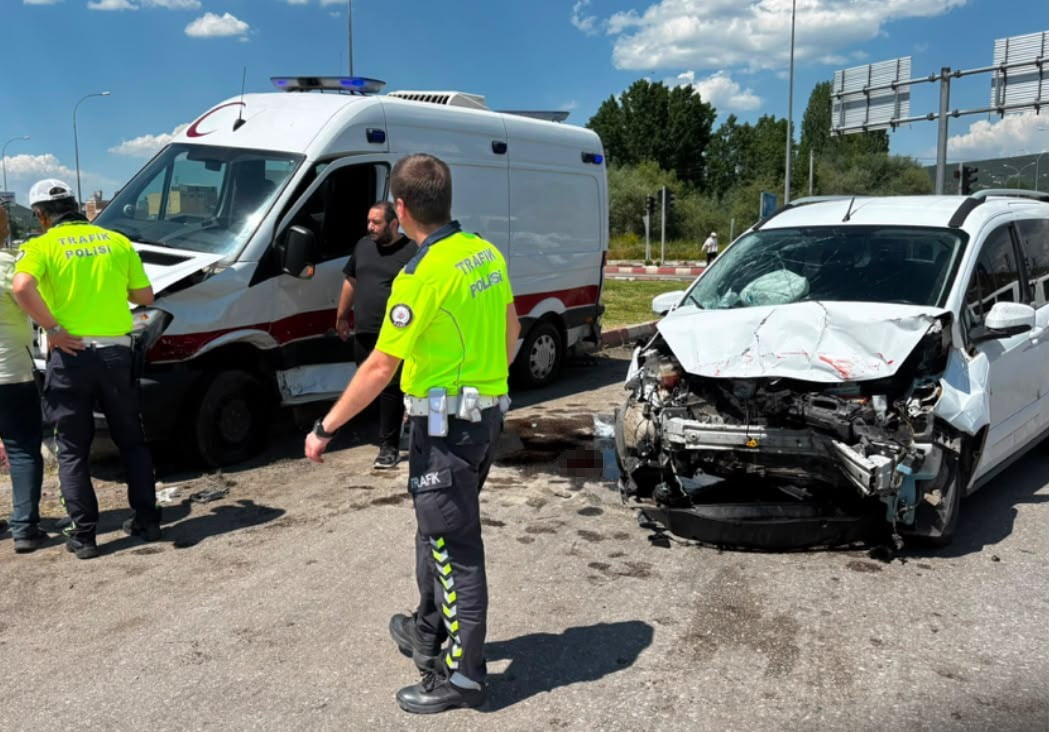 KÜTAHYA TAVŞANLI’DA AMBULANS İLE HAFİF TİCARİ ARAÇ ÇARPIŞTI: 7 YARALI