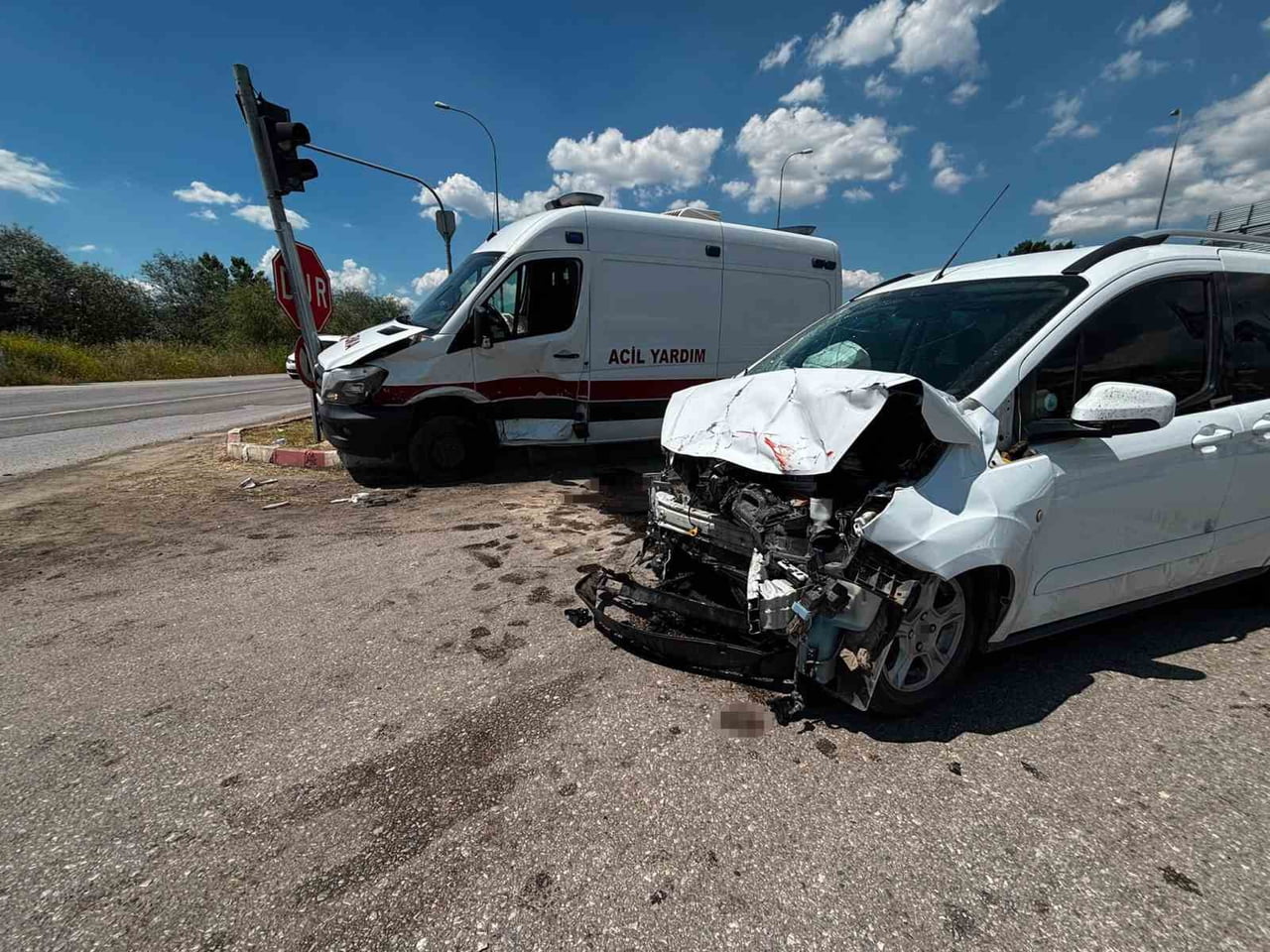 KÜTAHYA TAVŞANLI’DA AMBULANS İLE HAFİF TİCARİ ARAÇ ÇARPIŞTI: 7 YARALI