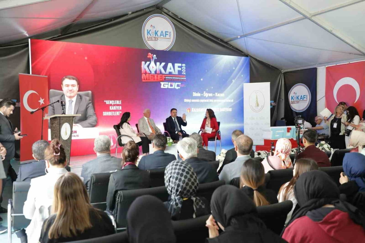 KÜTAHYA VALİSİ MUSA IŞIN, GENÇLERLE BİR ARAYA GELDİĞİ KARİYER SOHBETLERİ PROGRAMI'NDA EĞİTİM...