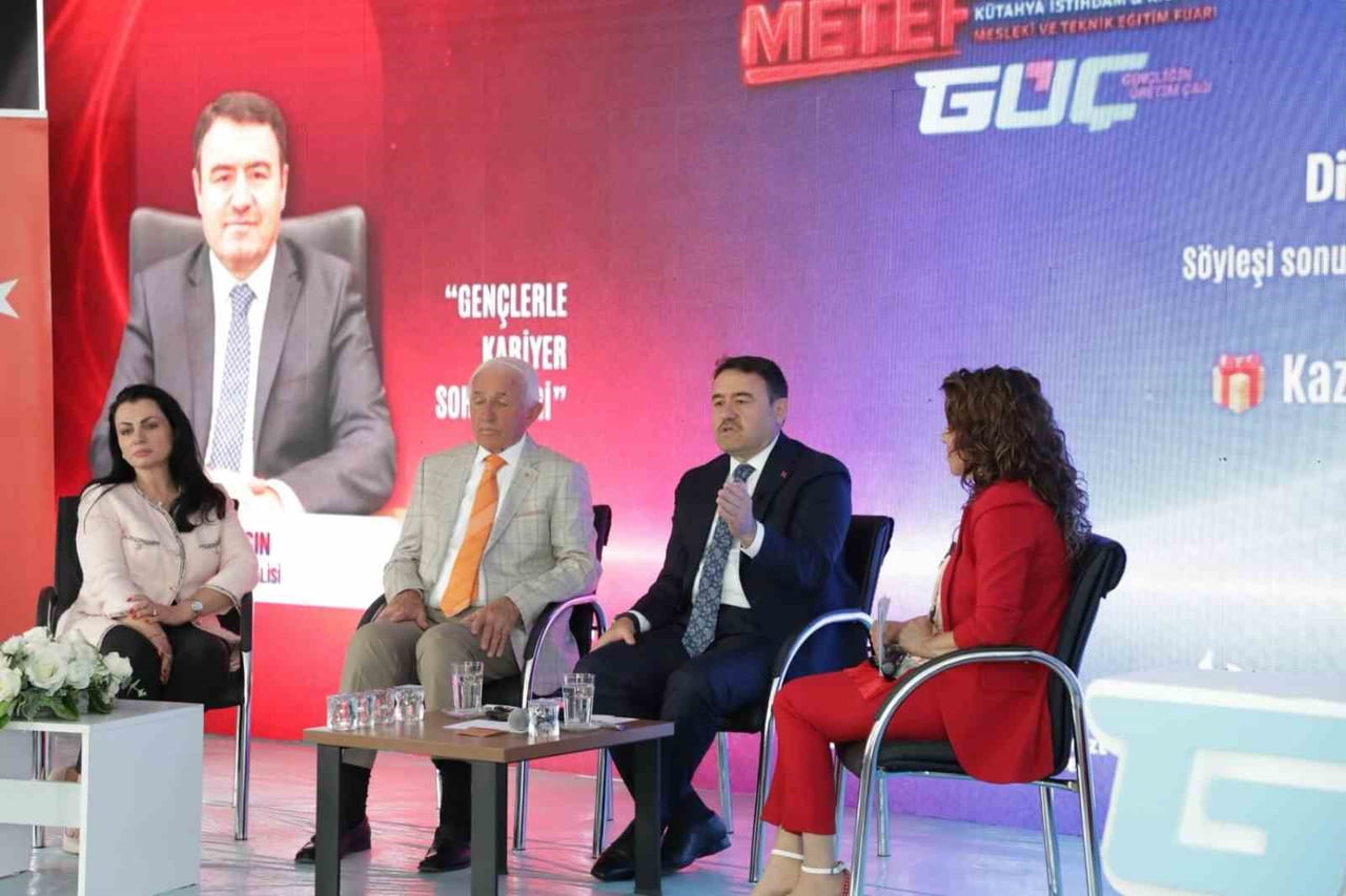 KÜTAHYA VALİSİ MUSA IŞIN, GENÇLERLE BİR ARAYA GELDİĞİ KARİYER SOHBETLERİ PROGRAMI'NDA EĞİTİM...