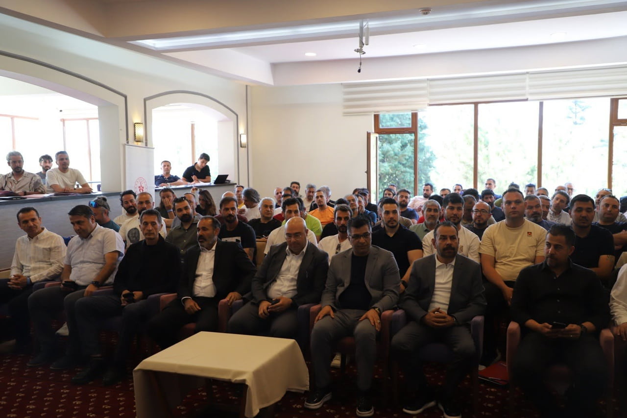 KÜTAHYA, YAMAÇ PARAŞÜTÜ EĞİTİM REHBERLERİNİ AĞIRLIYOR