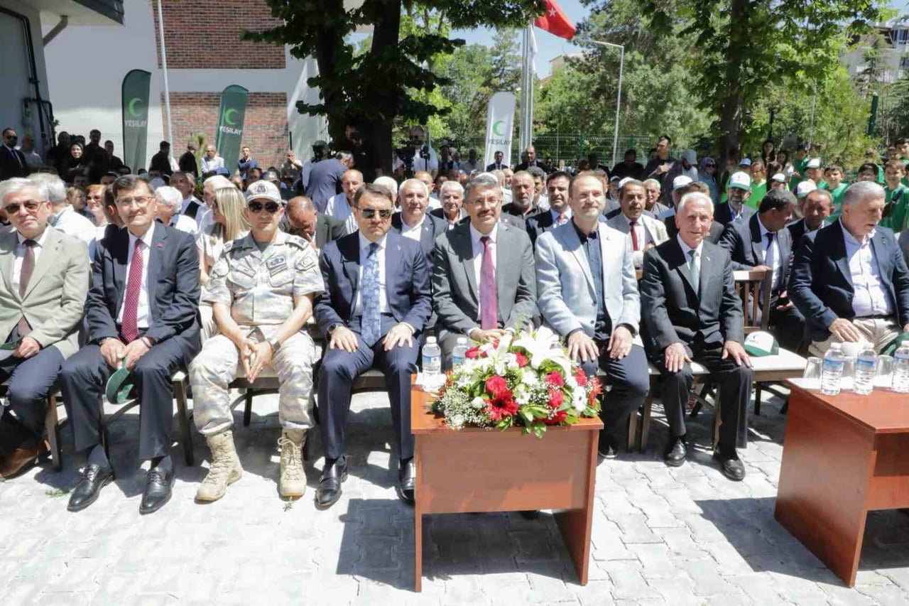 KÜTAHYA YEŞİLAY GENÇLİK MERKEZİ VE KAFE1920 HİZMETE AÇILDI