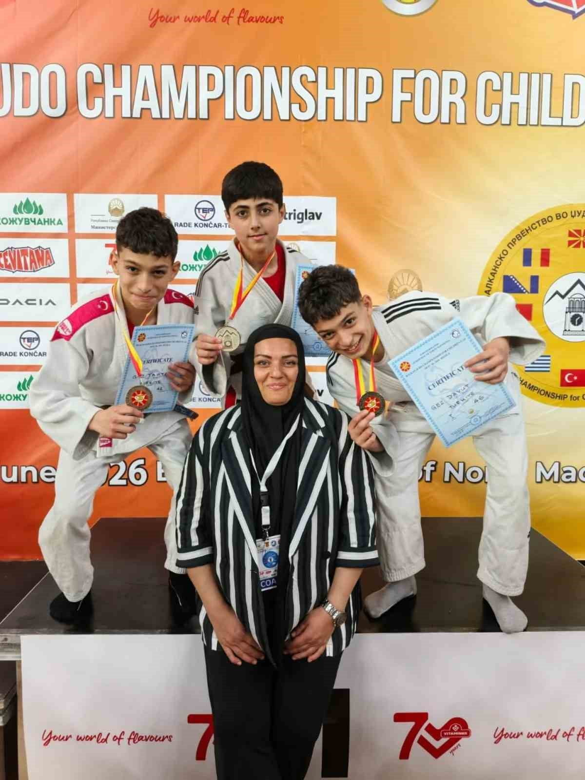 KUZEY MAKEDONYA’DA DÜZENLENEN MİNİKLER JUDO BALKAN ŞAMPİYONASI’NDA SİVASLI SPORCULAR ÖNEMLİ...